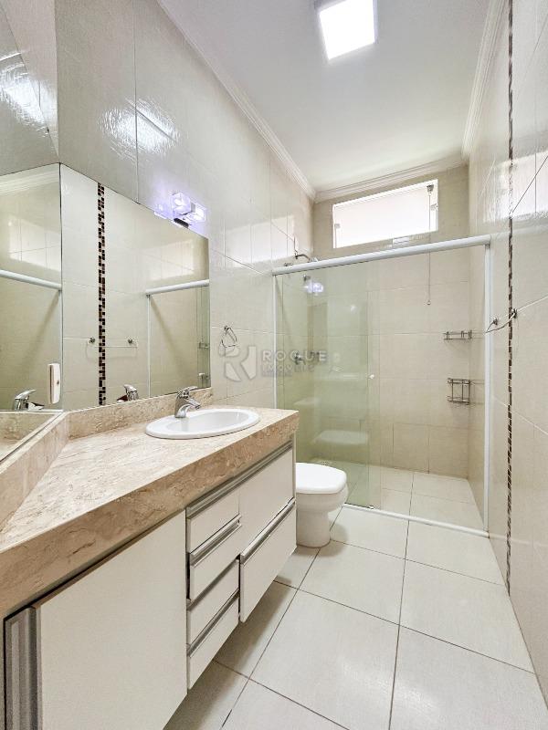 Casa em condomínio para aluguel no bairro JARDIM PORTO REAL I: WC social 