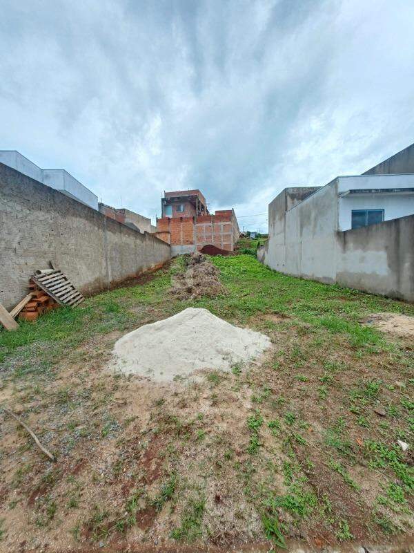 Terreno à venda no bairro Residencial Colinas do Engenho I: 