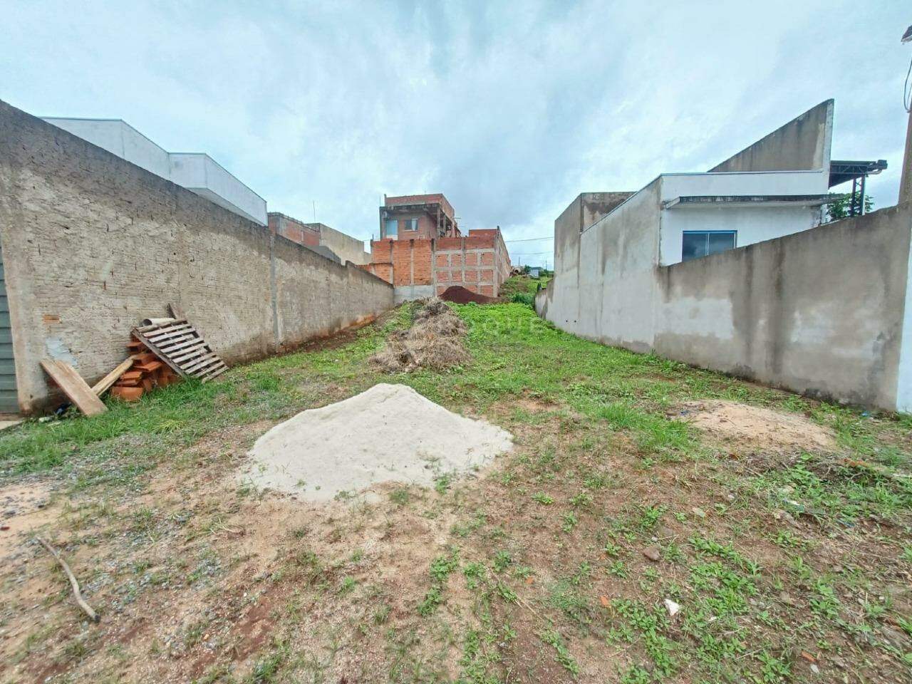 Terreno à venda no bairro Residencial Colinas do Engenho I: 