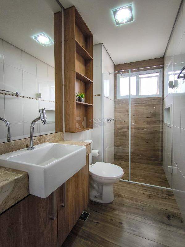 Apartamento à venda no bairro Jardim Residencial Francisco Cruãnes: WC SUÍTE