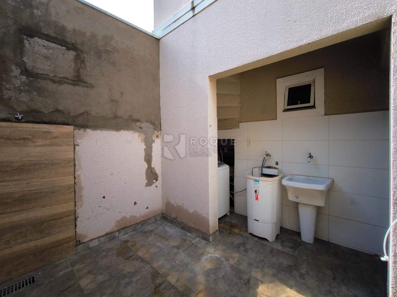 Casa em condomínio à venda no bairro Jardim Residencial Florida: ÁREA DE SERVIÇO
