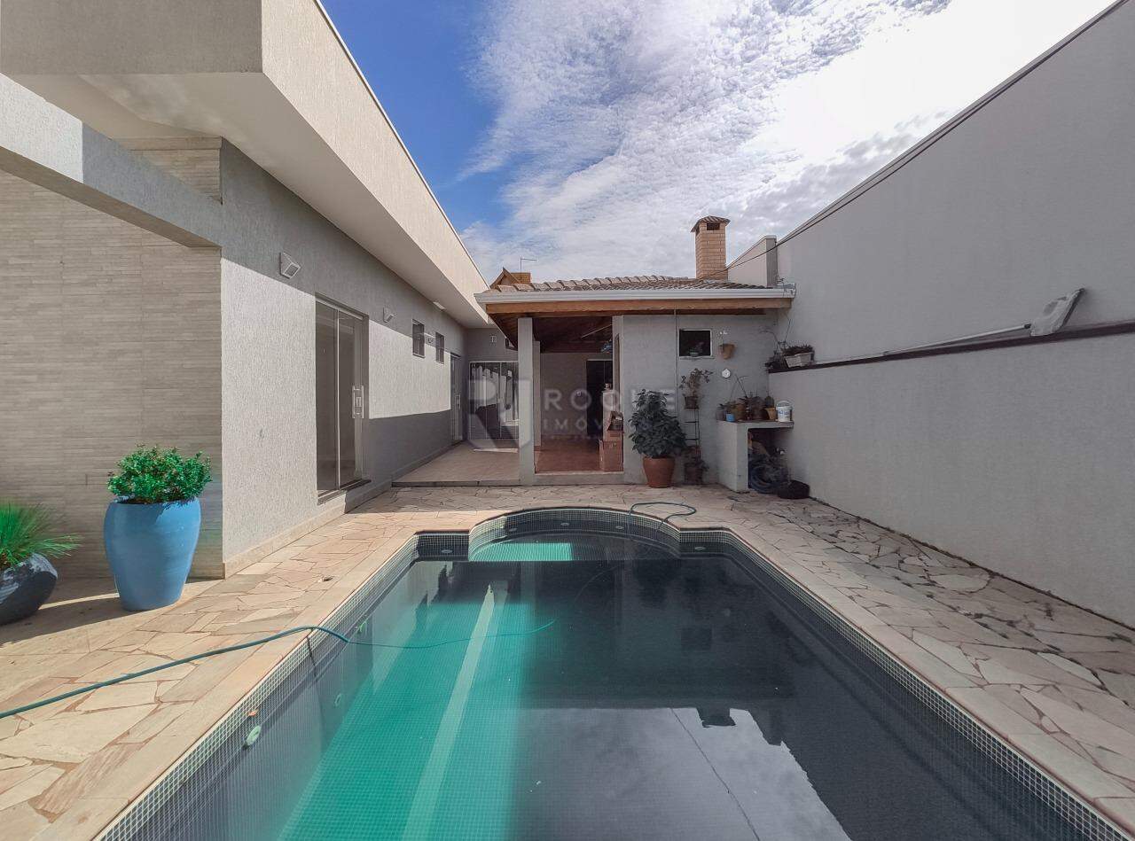 Casa em condomínio à venda no bairro Parque Residencial Roland: Área externa