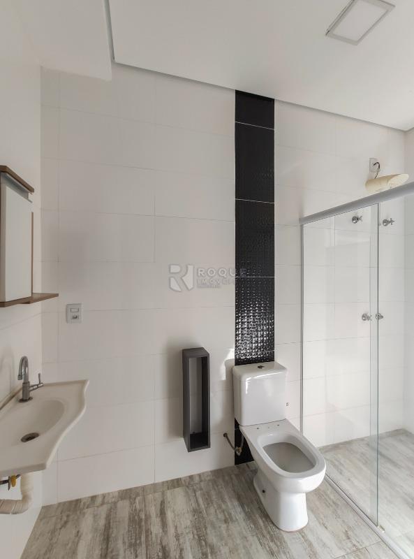 Casa em condomínio à venda no bairro Parque Residencial Roland: WC suíte 