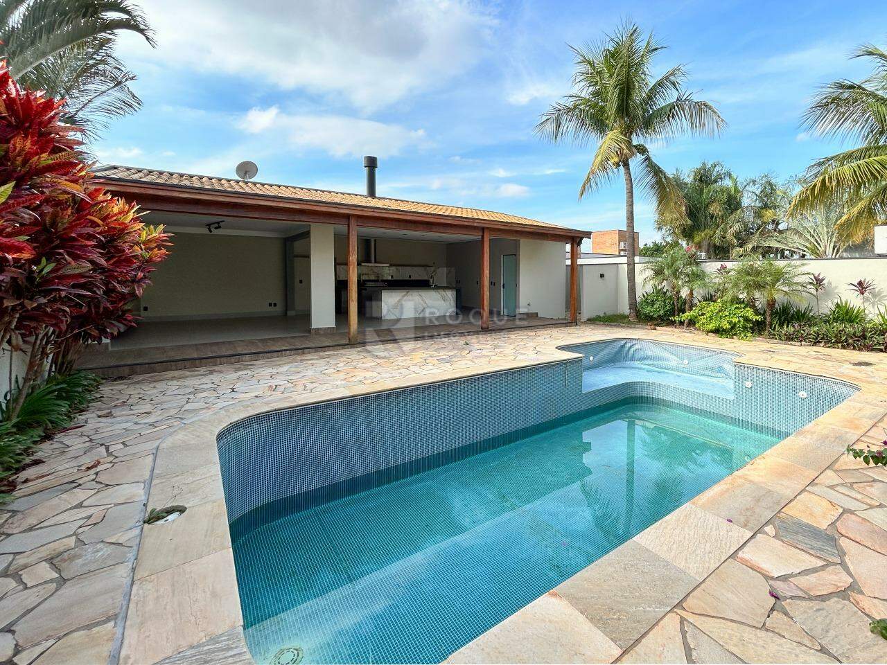Casa em condomínio para aluguel no bairro Jardim Colinas de São João: Piscina / fundo