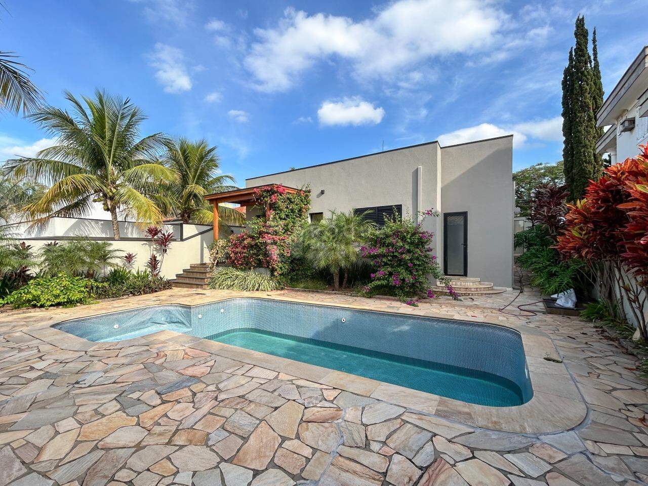 Casa em condomínio para aluguel no bairro Jardim Colinas de São João: Piscina / fundo