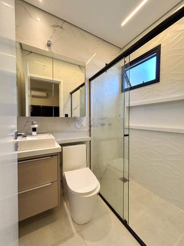 Casa em condomínio para aluguel no bairro Jardim Colinas de São João: WC suíte