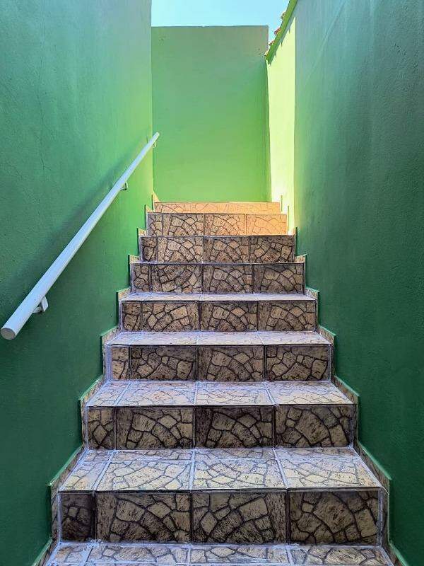 Casa Residencial para aluguel no bairro Vila Queiroz: Escada