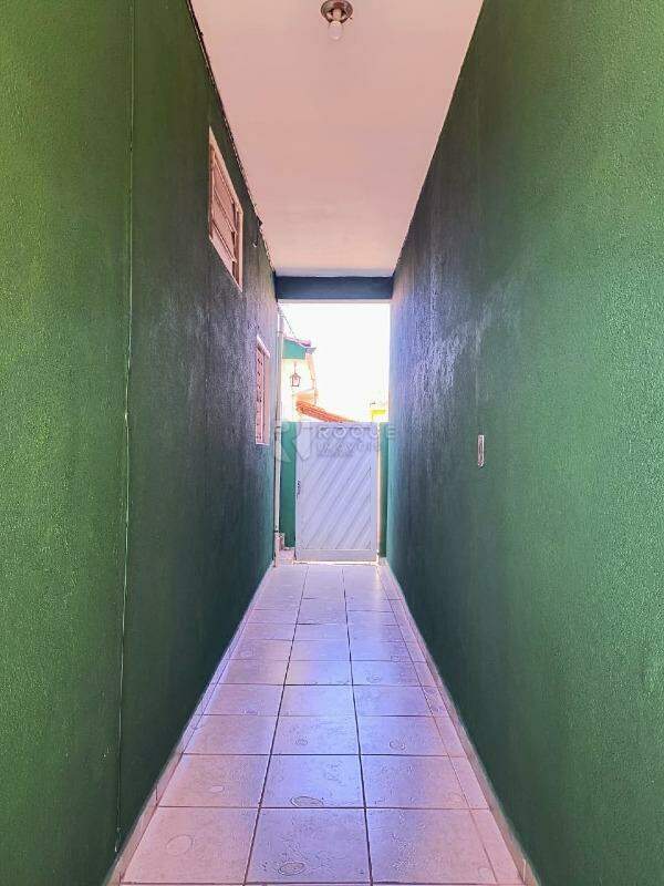 Casa Residencial para aluguel no bairro Vila Queiroz: Corredor