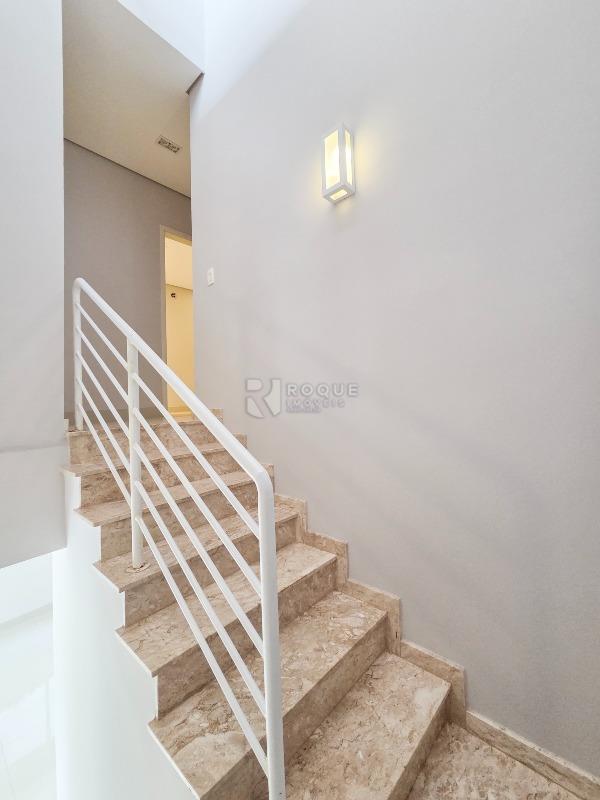 Casa em condomínio para aluguel no bairro Jardim Montezuma: Acesso segundo andar 