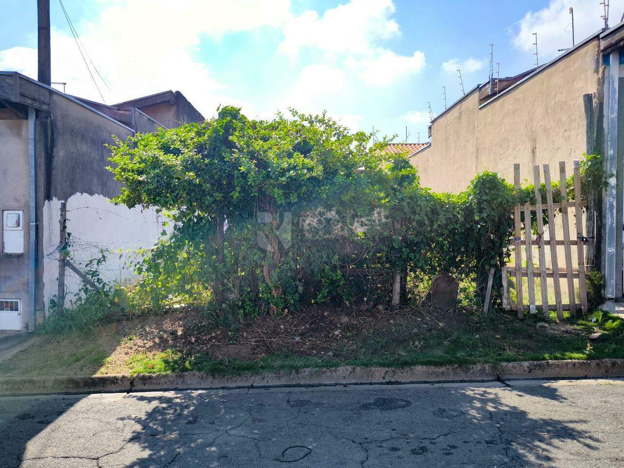 Terreno à venda no bairro Jardim Residencial Regina Bastelli: FRENTE