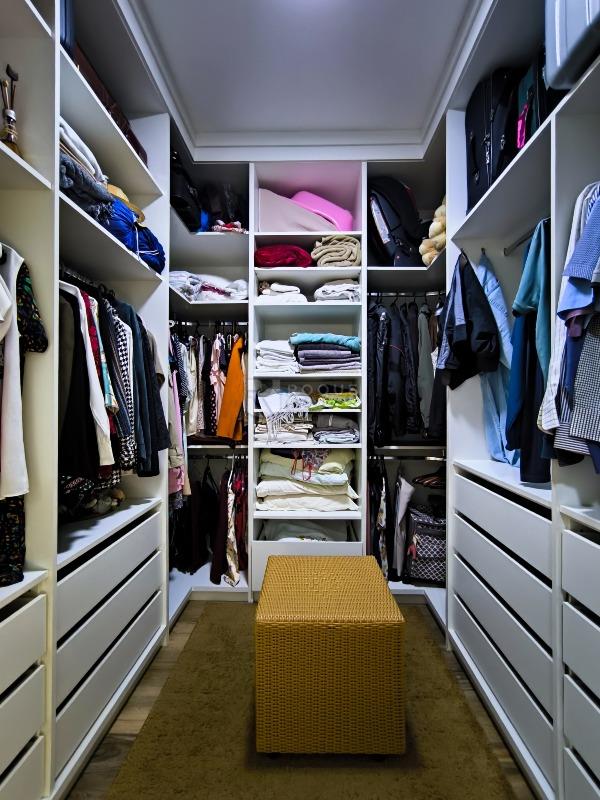 Casa em condomínio à venda no bairro Residencial Casalbuono: CLOSET SUÍTE