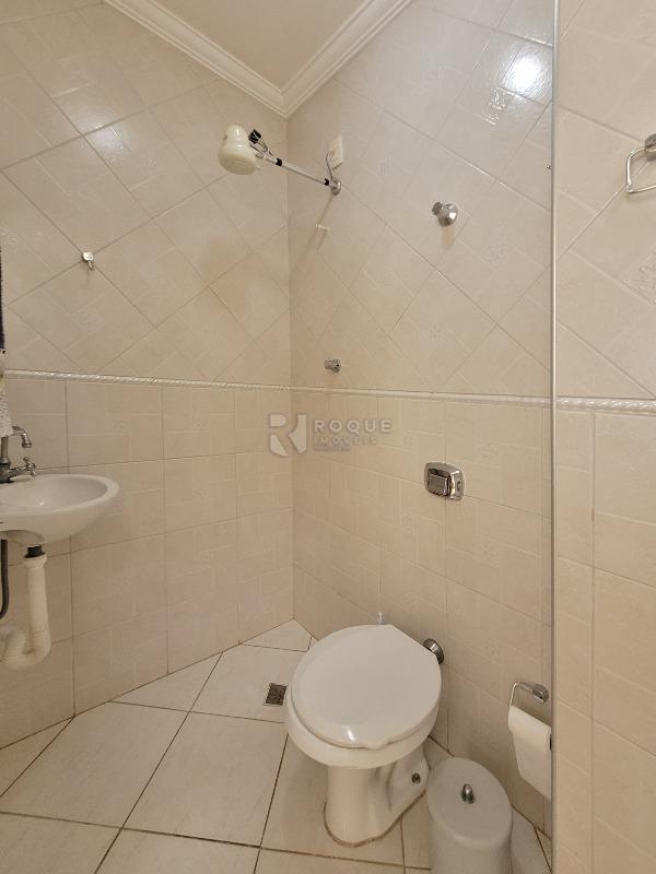 Casa em condomínio à venda no bairro Residencial Jardim dos Ipês: BANHEIRO EXTERNO 