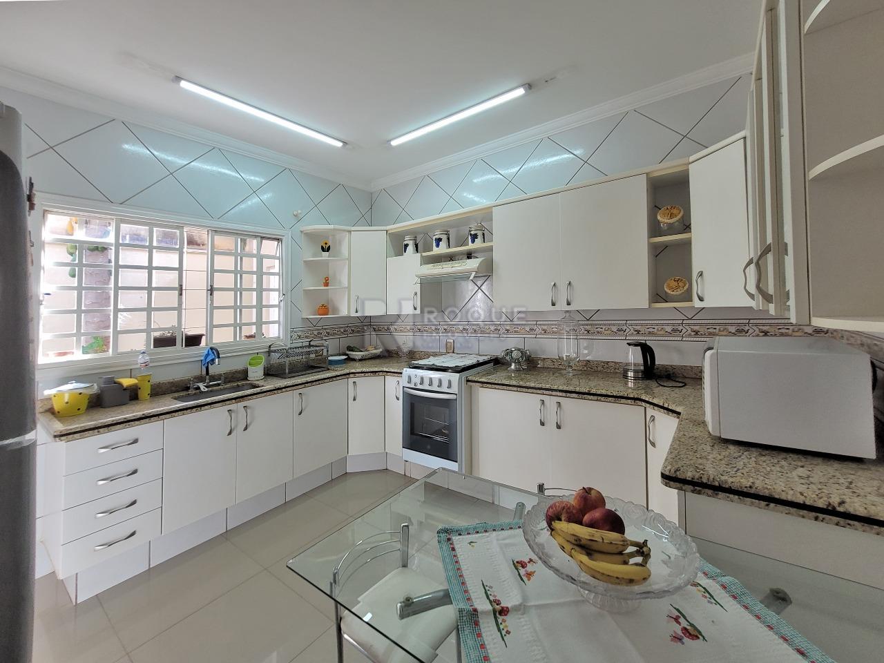 Casa em condomínio à venda no bairro Residencial Jardim dos Ipês: COZINHA