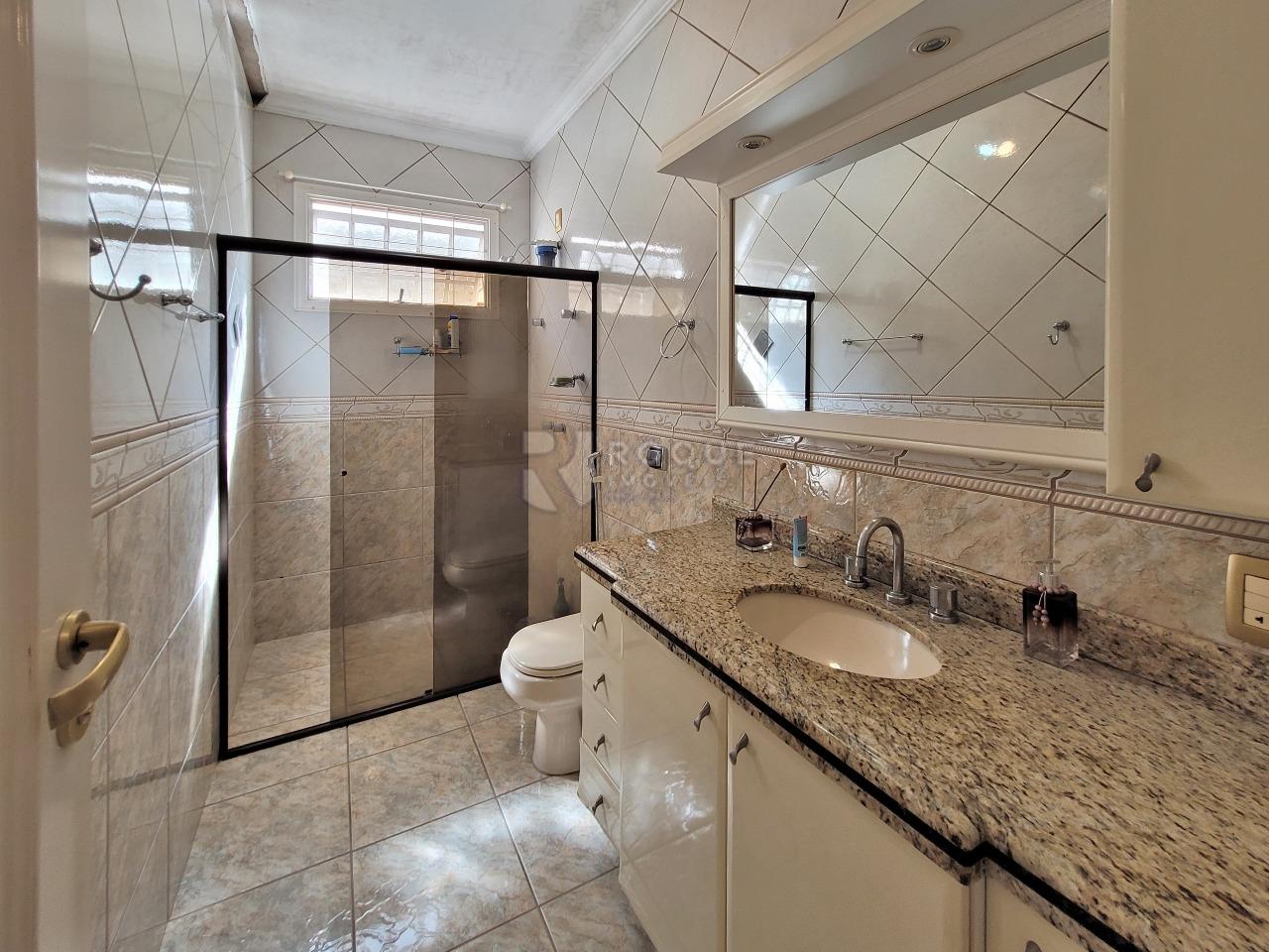 Casa em condomínio à venda no bairro Residencial Jardim dos Ipês: BANHEIRO SOCIAL