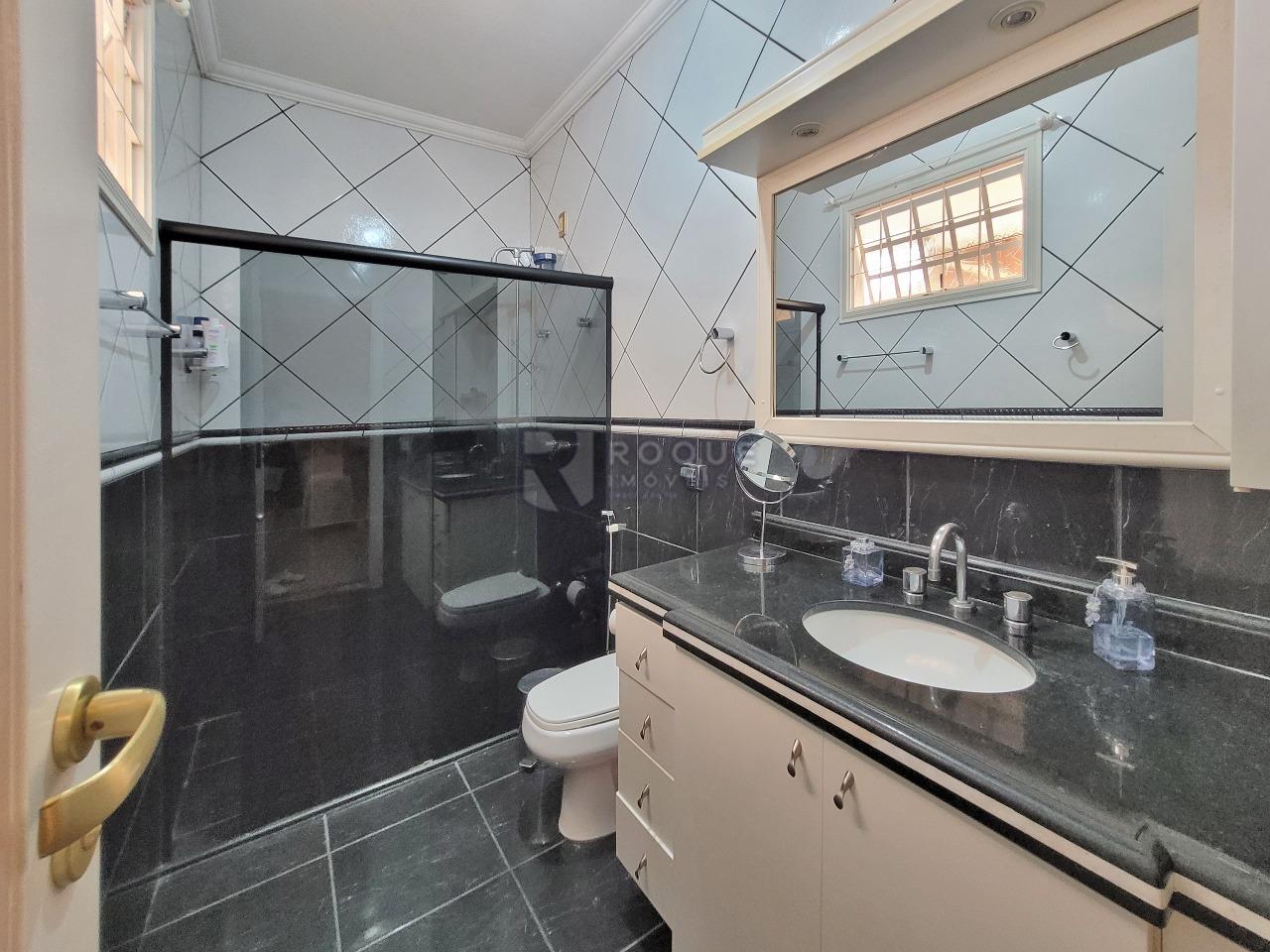 Casa em condomínio à venda no bairro Residencial Jardim dos Ipês: BANHEIRO SUÍTE