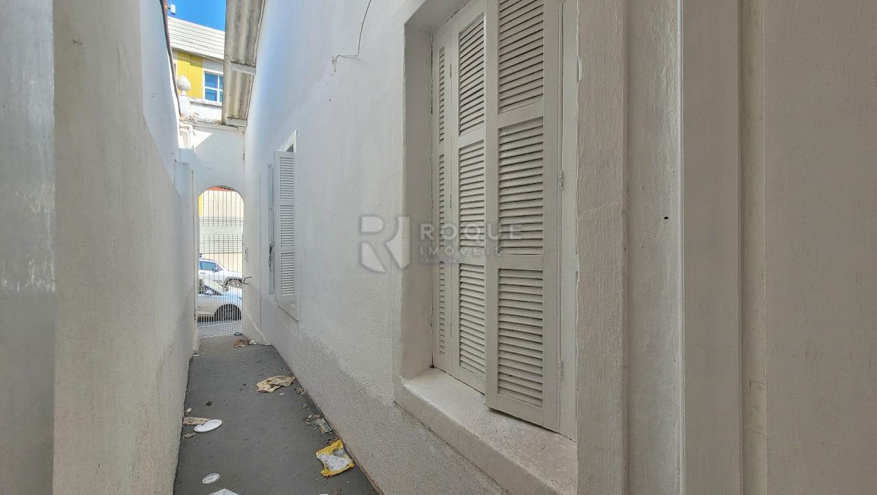 Casa Comercial à venda no bairro Centro: Corredor lateral