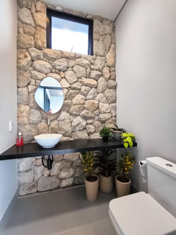 Casa em condomínio à venda no bairro Residencial Florisa: BANHEIRO EXTERNO