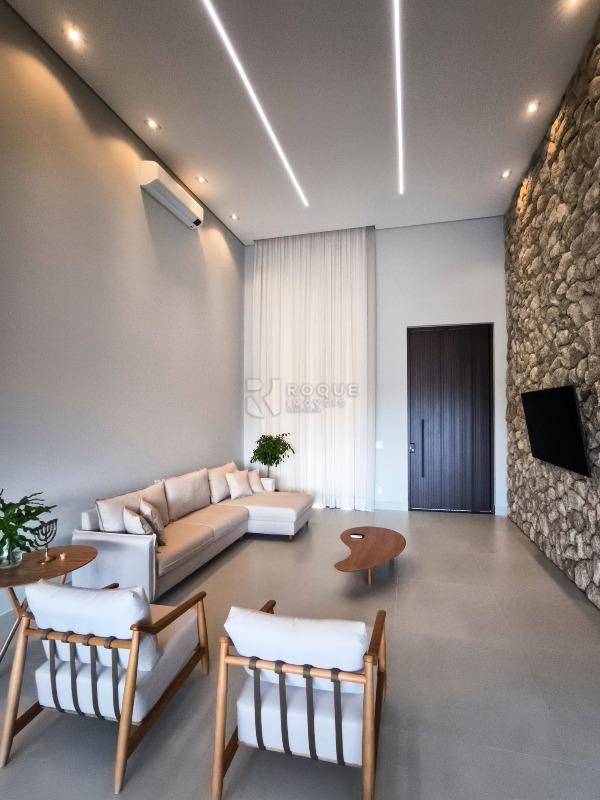 Casa em condomínio à venda no bairro Residencial Florisa: SALA DE ESTAR