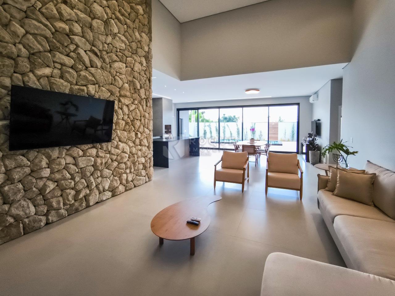 Casa em condomínio à venda no bairro Residencial Florisa: SALA DE ESTAR