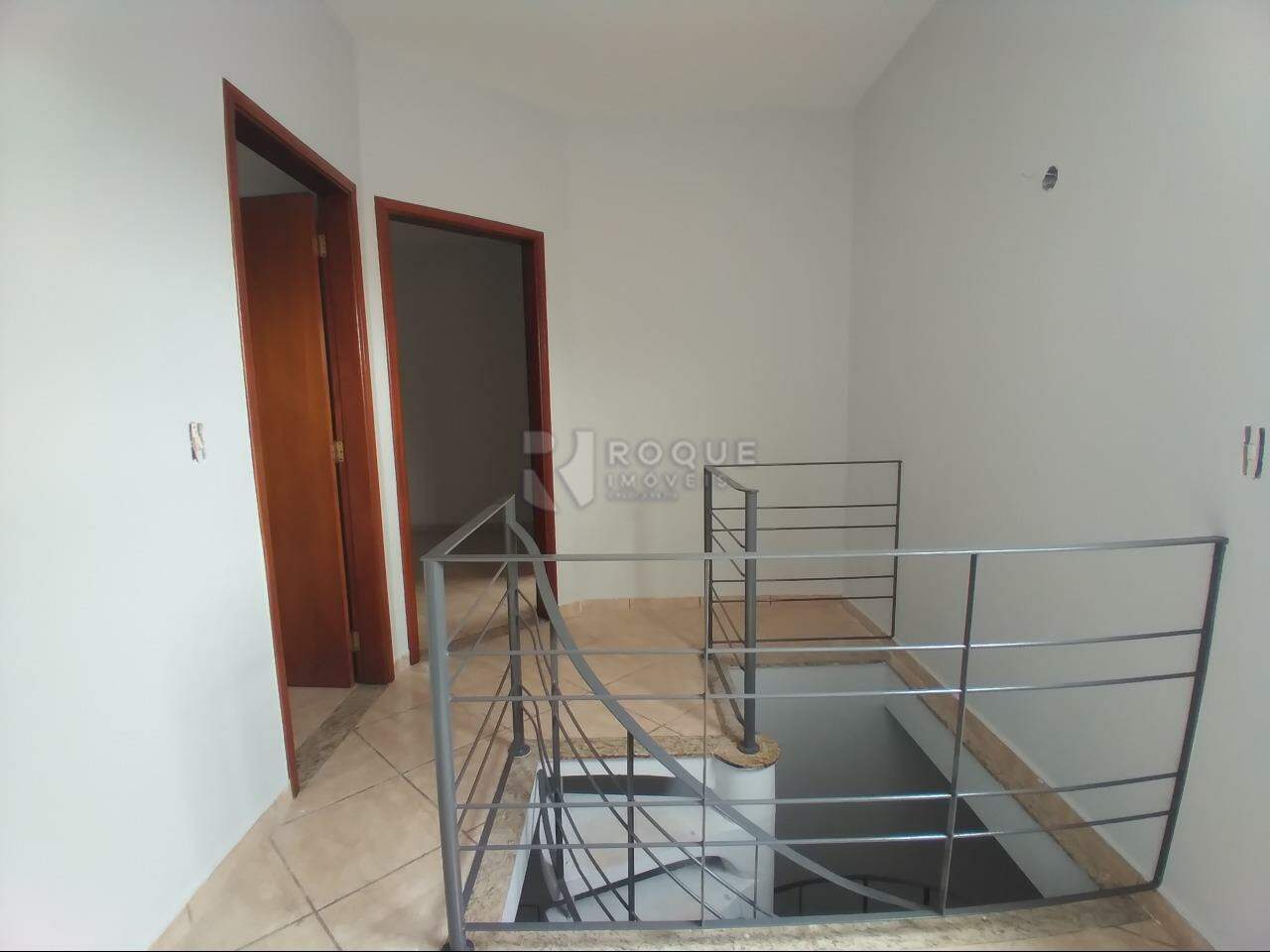 Casa Residencial para aluguel no bairro Jardim Residencial Vitório Lucato: HALL / PISO SUPERIOR