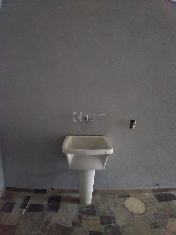 Casa Residencial para aluguel no bairro Jardim Residencial Vitório Lucato: LAVANDERIA