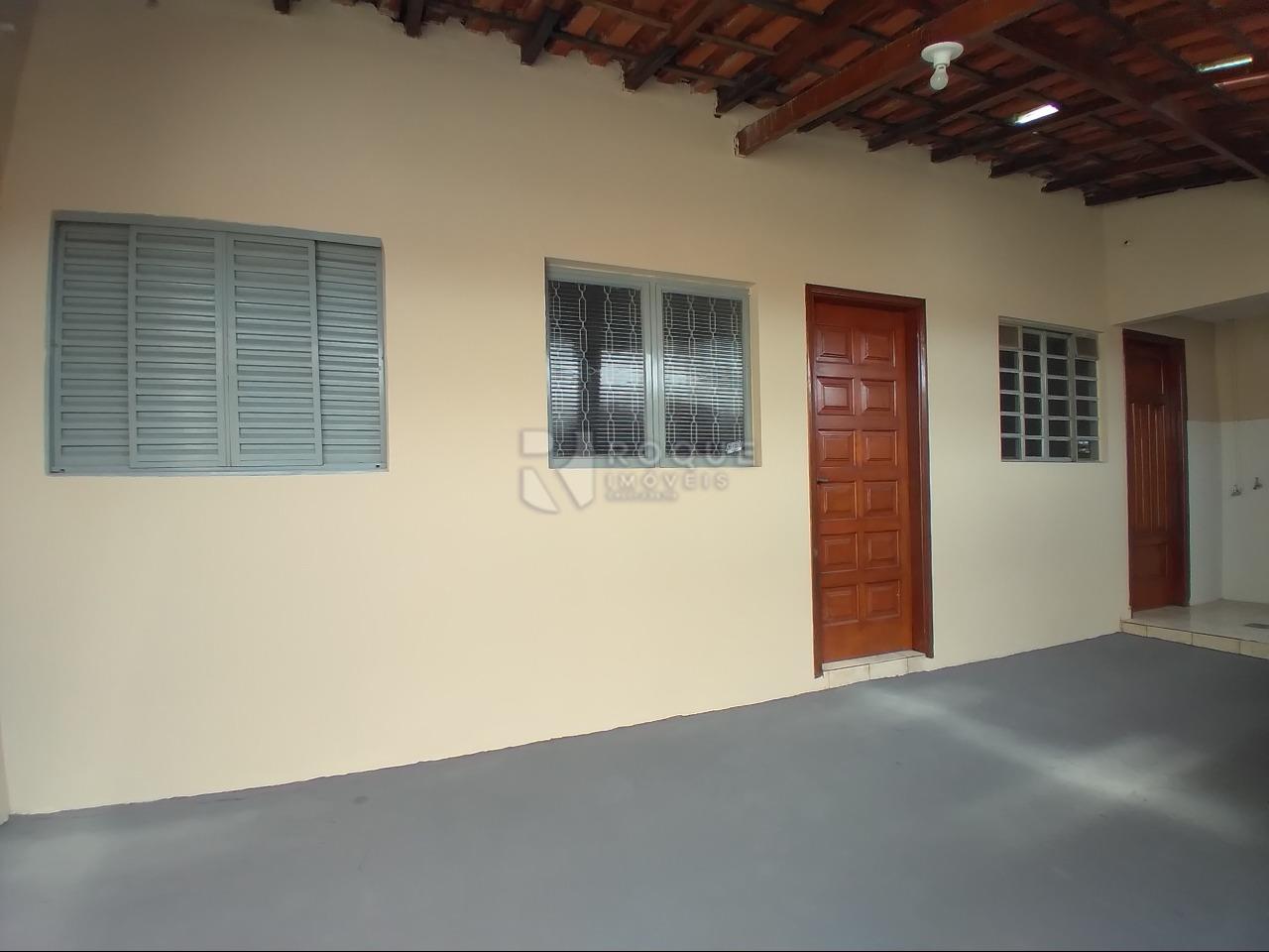 Casa Residencial para aluguel no bairro Conjunto Habitacional Victor DAndrea: Quintal