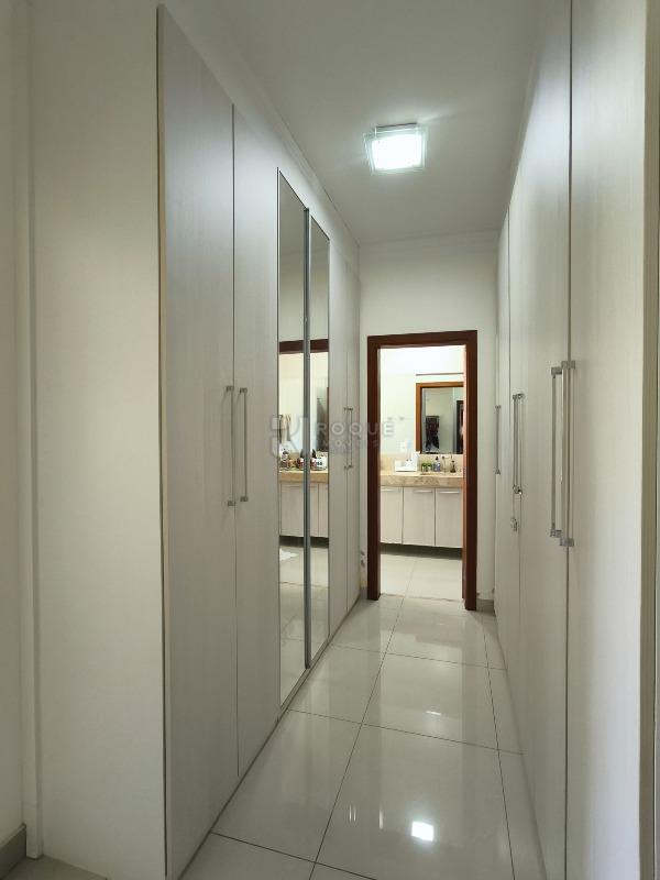 Casa em condomínio à venda no bairro Parque Residencial Roland III: CLOSET SUÍTE