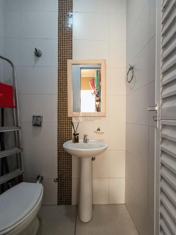 Casa em condomínio à venda no bairro Parque Residencial Roland III: BANHEIRO EXTERNO