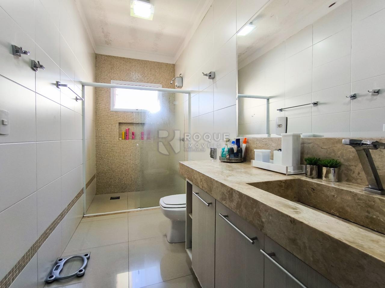 Casa em condomínio à venda no bairro Parque Residencial Roland III: WC SUÍTE