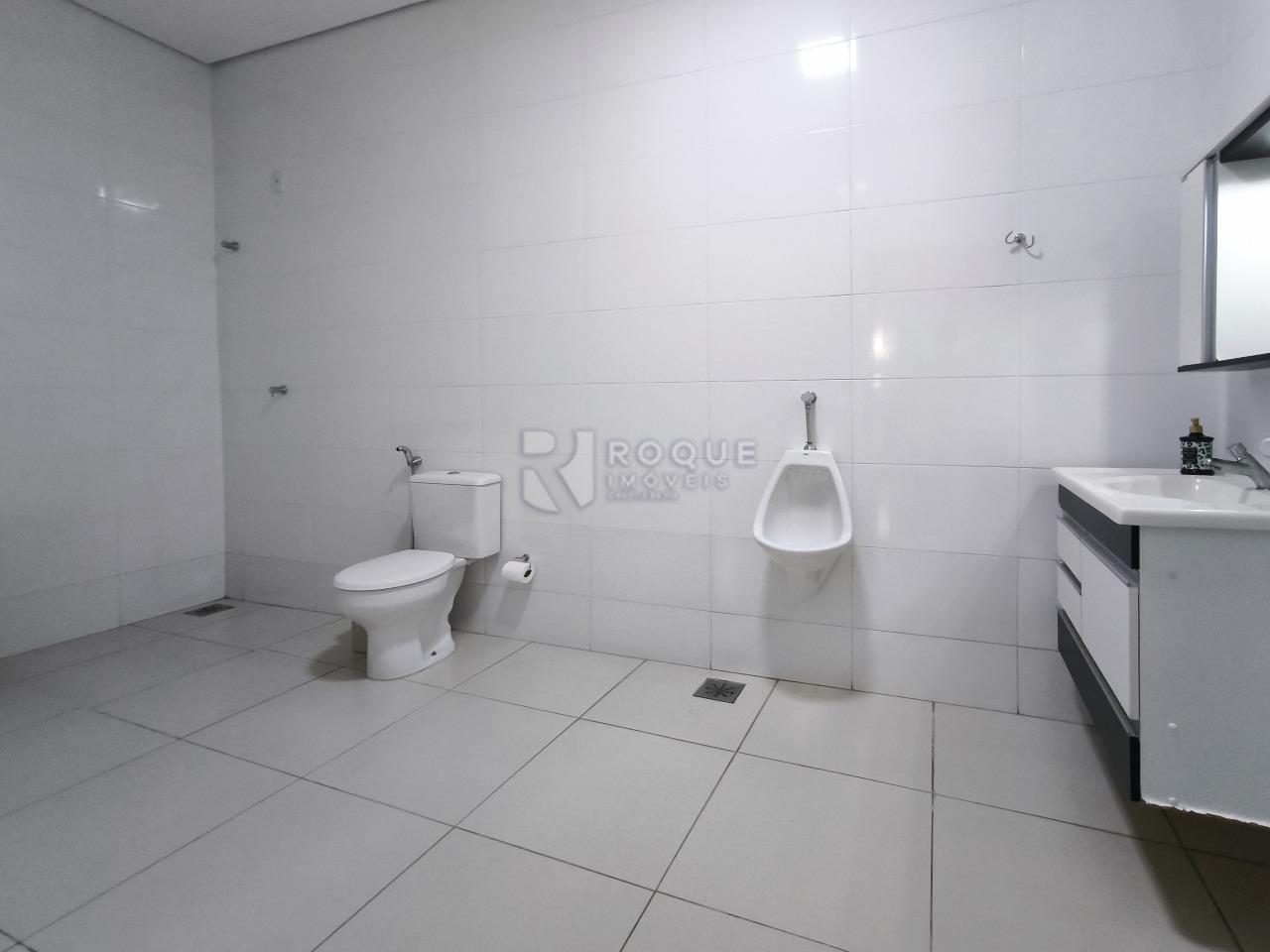 Barracão/Galpão à venda no bairro Jardim Glória: BANHEIRO MASCULINO COPA