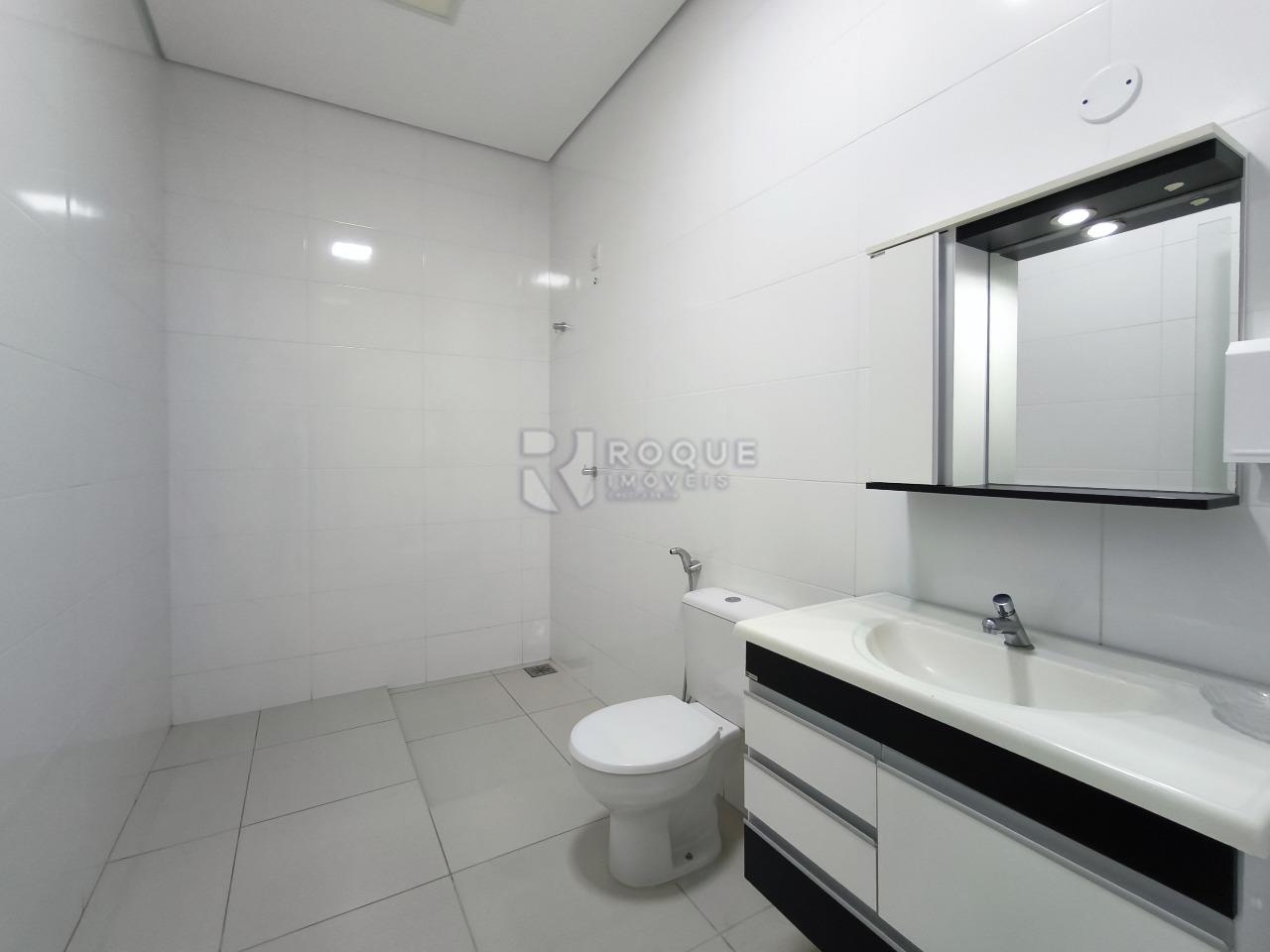 Barracão/Galpão à venda no bairro Jardim Glória: BANHEIRO FEMININO COPA