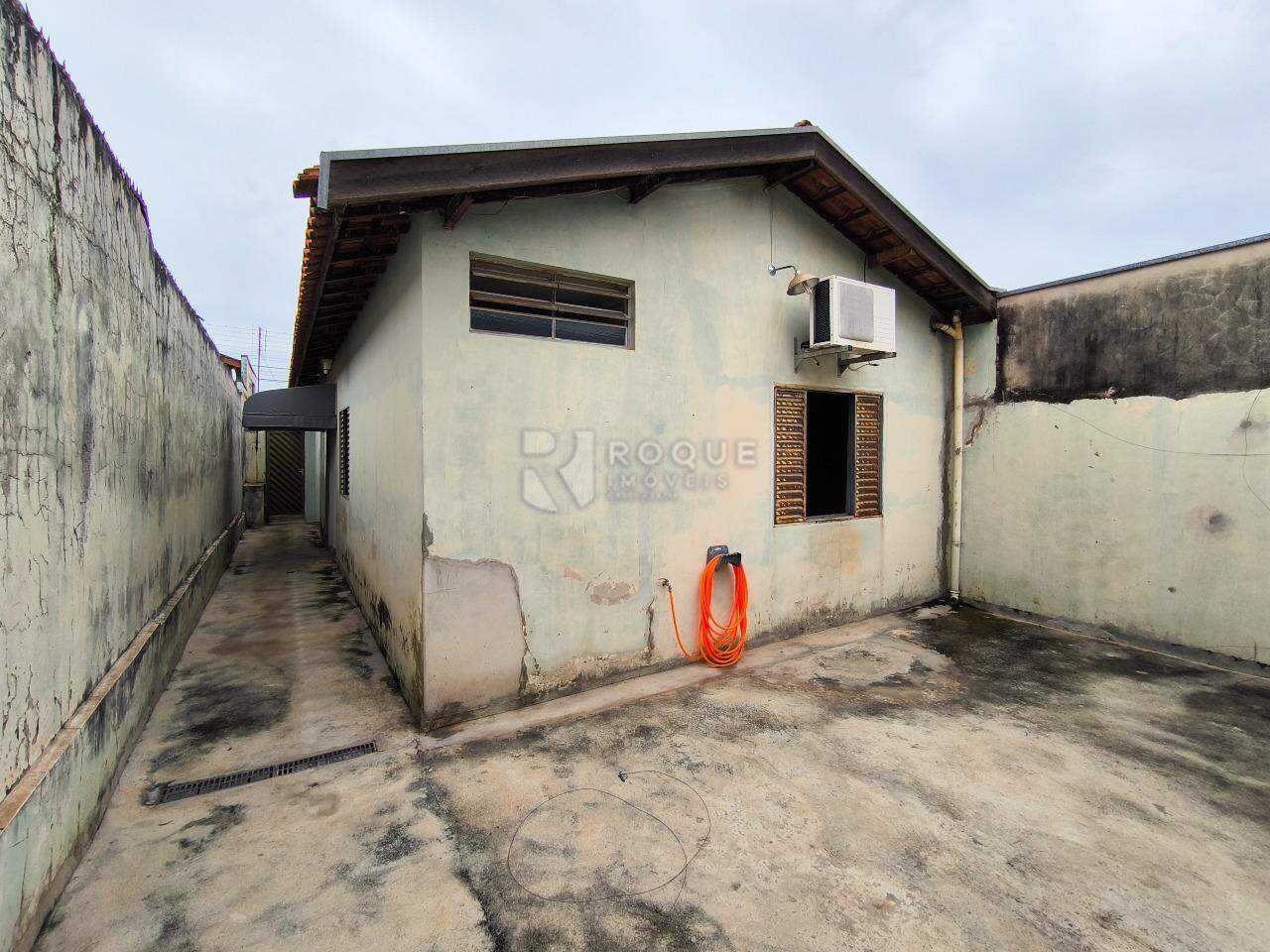 Casa Residencial à venda no bairro Vila Rosana: FUNDOS