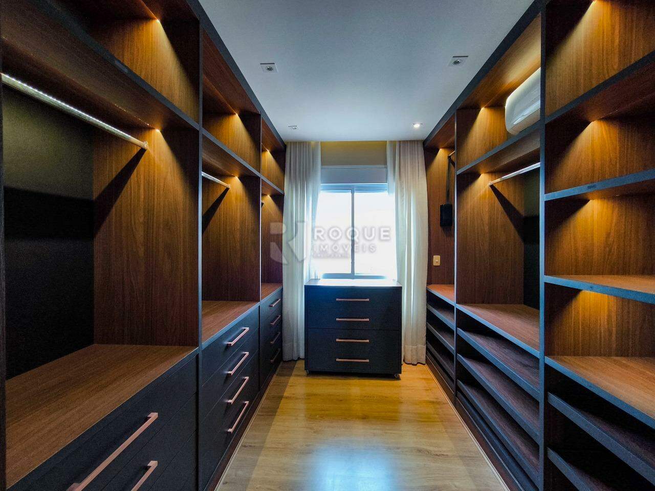 Apartamento à venda no bairro Jardim Aquárius: CLOSET SUÍTE MASTER