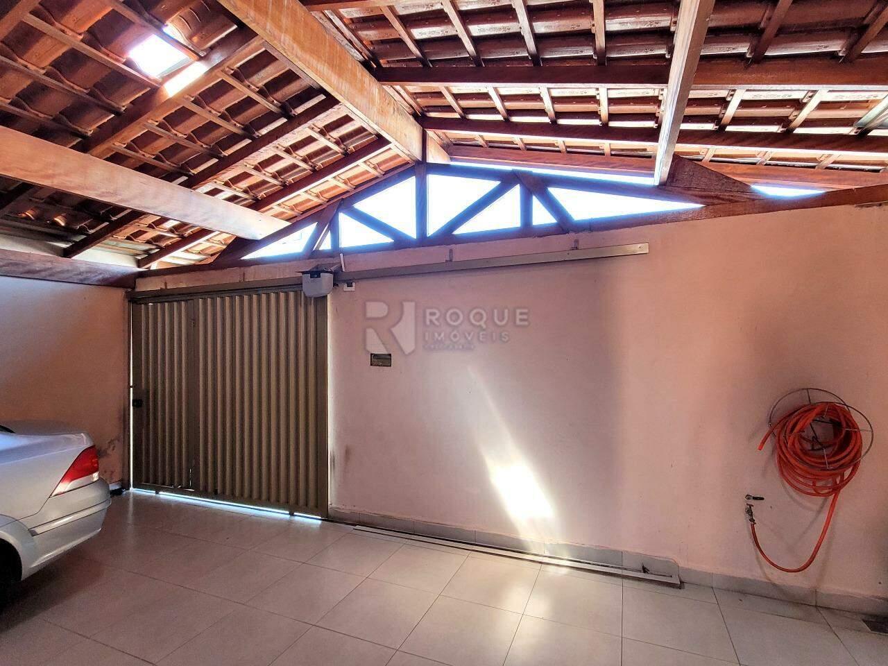 Casa Residencial à venda no bairro Jardim Lagoa Nova: Garagem