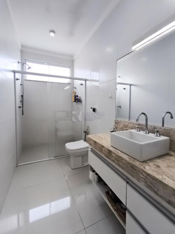 Casa em condomínio à venda no bairro Jardim Terras de Santa Elisa: WC SUÍTE 1