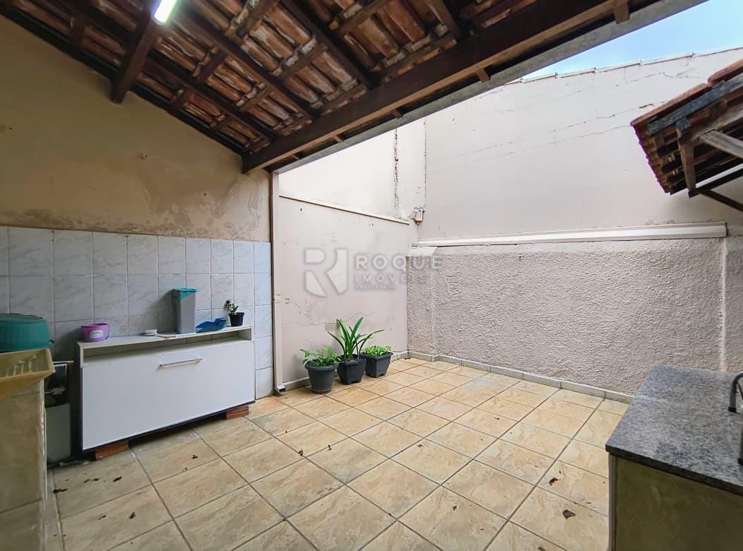 Casa Residencial para aluguel no bairro Vila Cristovam: Lavanderia