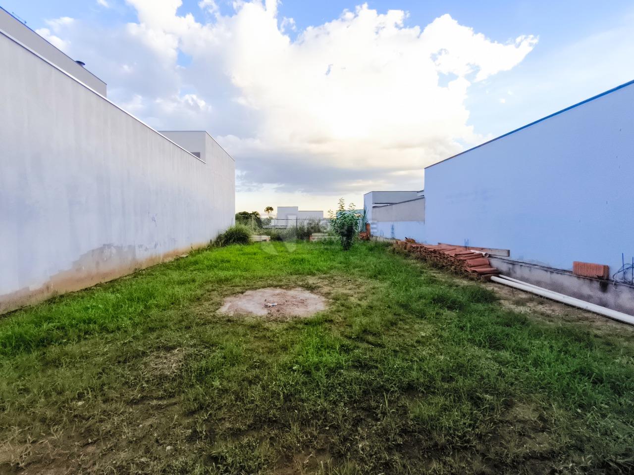 Casa em condomínio à venda no bairro Jardim Residencial Campo Novo: QUINTAL FUNDOS