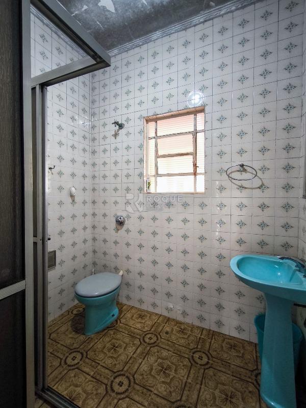 Casa com salão à venda no bairro Parque Real: BANHEIRO SOCIAL