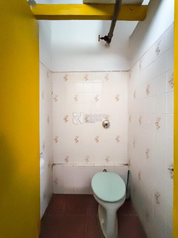 Casa com salão à venda no bairro Parque Real: BANHEIRO SALÃO COMERCIAL