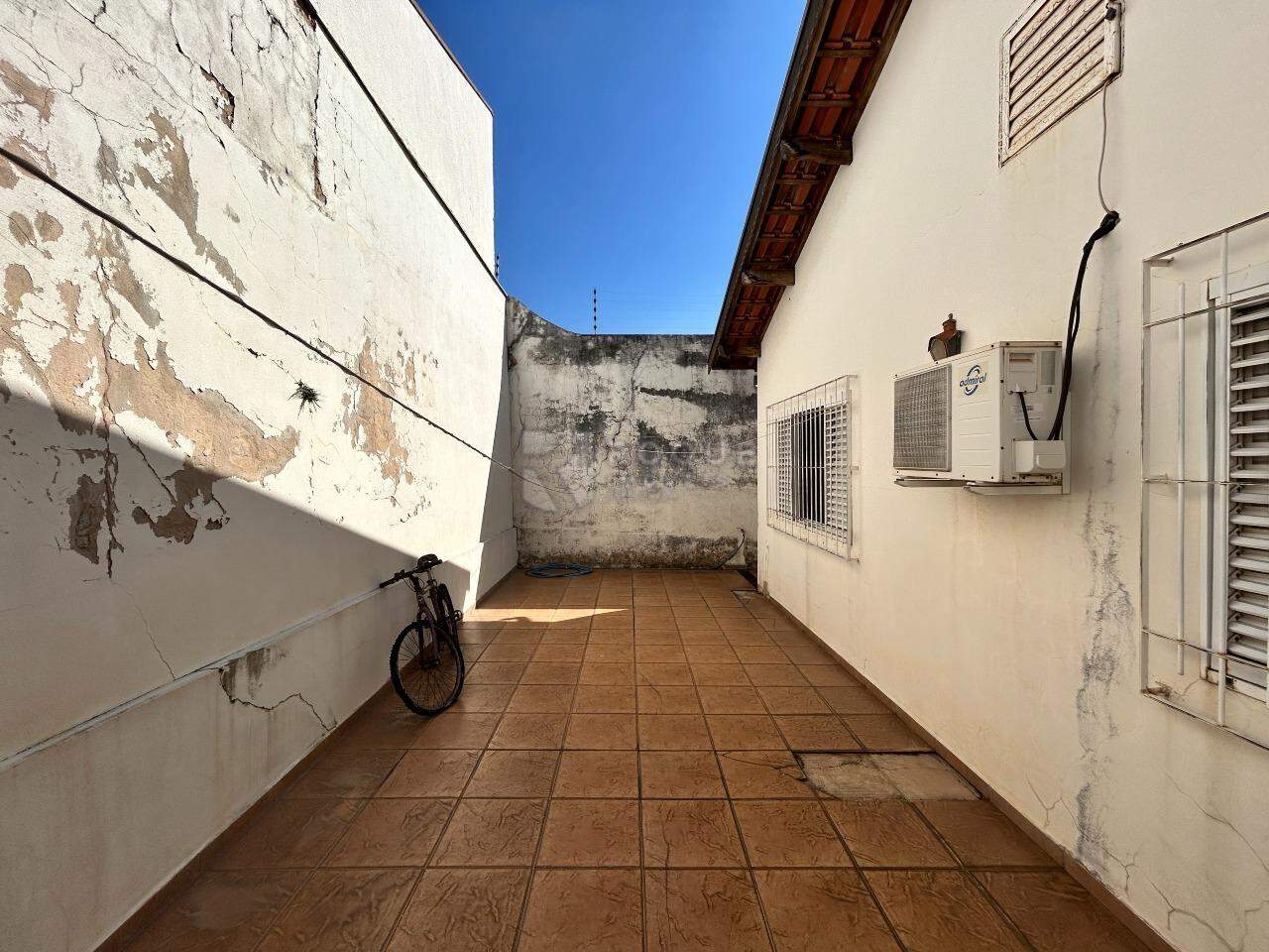 Casa Residencial para aluguel no bairro Vila Claudia: Fundo