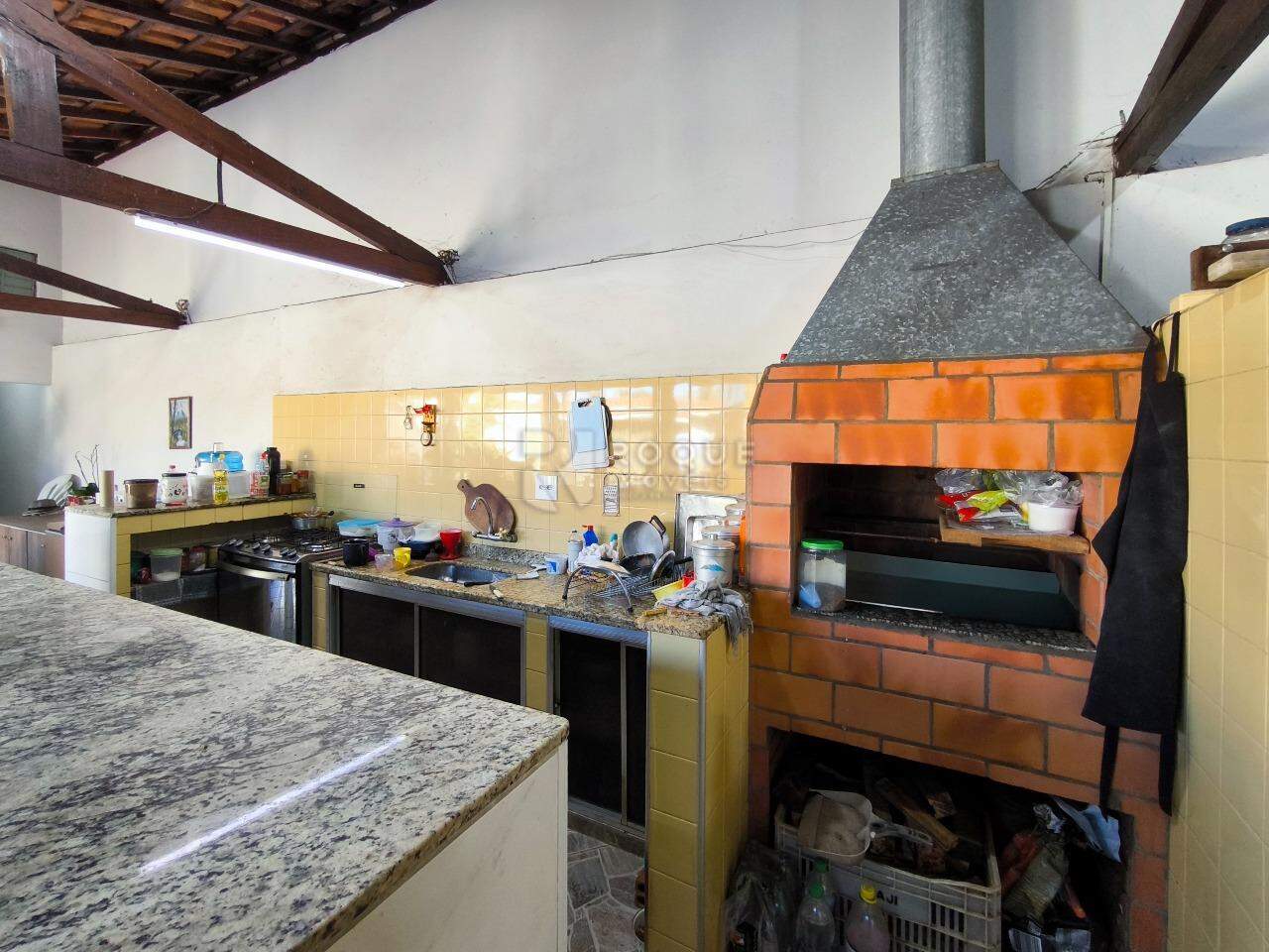 Casa com salão à venda no bairro Jardim Caieira: CHURRASQUEIRA