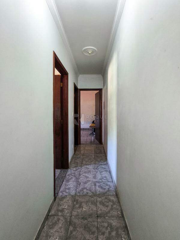 Casa com salão à venda no bairro Jardim Caieira: CORREDOR INTERNO