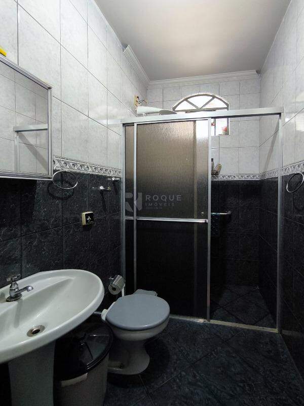 Casa com salão à venda no bairro Jardim Caieira: BANHEIRO SOCIAL EDÍCULA