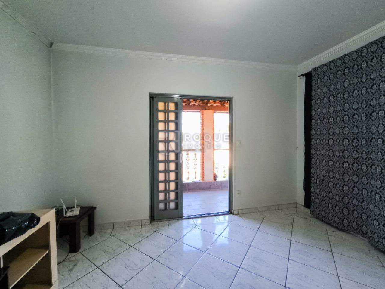 Casa com salão à venda no bairro Jardim Caieira: SALA DE ESTAR