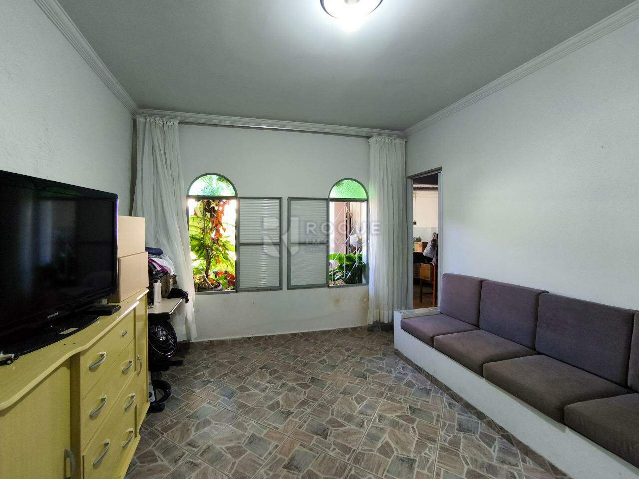 Casa com salão à venda no bairro Jardim Caieira: SALA DE ESTAR EDÍCULA