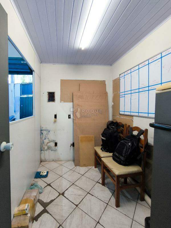 Casa com salão à venda no bairro Jardim Caieira: ESCRITÓRIO SALÃO COMERCIAL