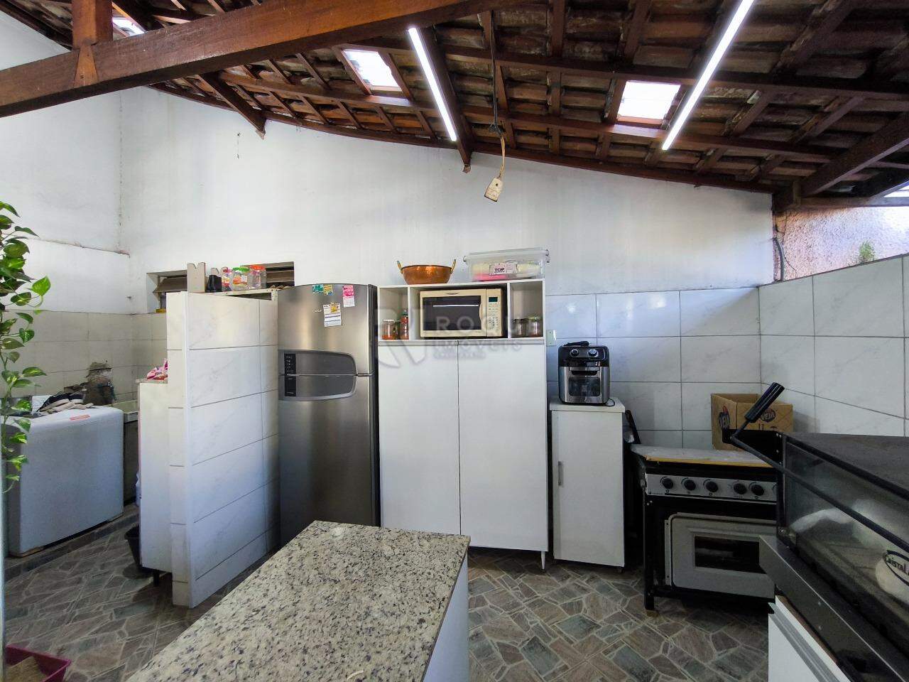 Casa com salão à venda no bairro Jardim Caieira: COZINHA EDÍCULA