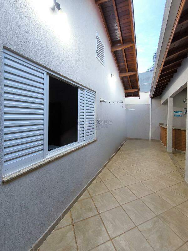 Casa em condomínio à venda no bairro JARDIM PORTO REAL I: FUNDOS