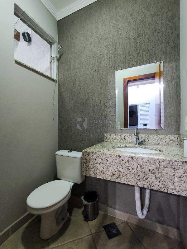 Casa em condomínio à venda no bairro JARDIM PORTO REAL I: BANHEIRO ÁREA GOURMET