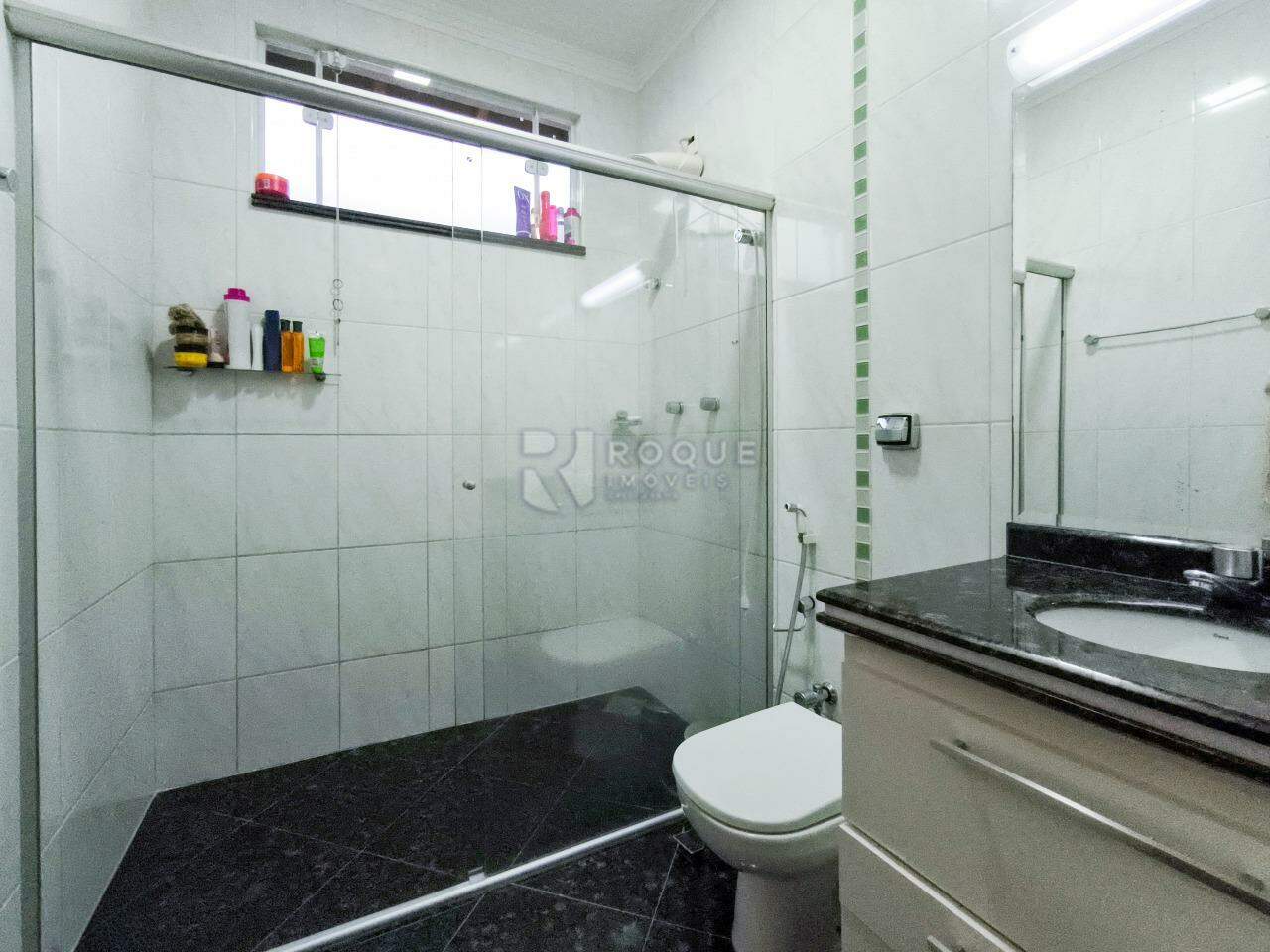 Casa em condomínio à venda no bairro JARDIM PORTO REAL I: BANHEIRO SOCIAL